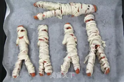 Make Halloween hot dog step 2