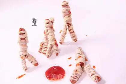 Make Halloween hot dog step 4