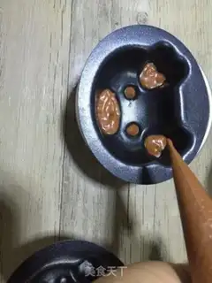 Make Lotus cheese cartoon cake step 6