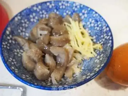 Make Sea cucumber spinach soup step 0