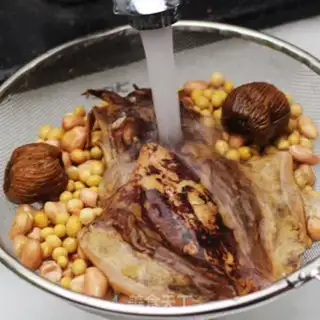 Make Ink-fish peanut butter soup step 1