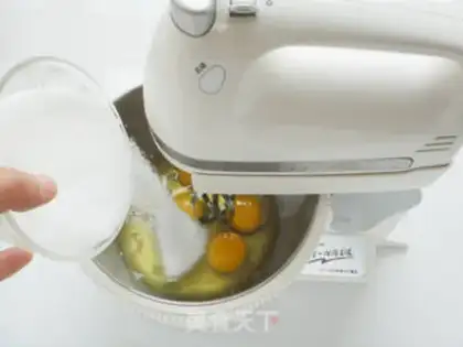 Make Cat, fruit, cream cake step 1