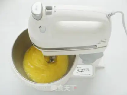 Make Cat, fruit, cream cake step 2