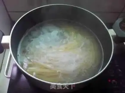 Make Tomato ham noodles step 1