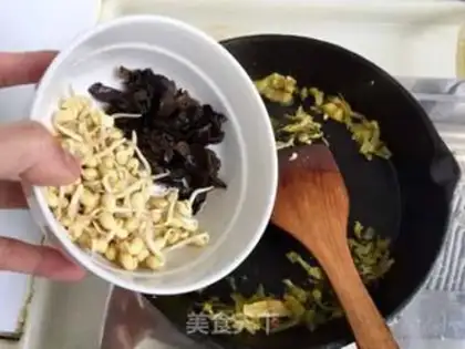 Make Snowcracker ham and egg fried rice step 5
