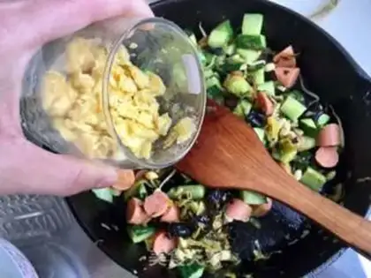 Make Snowcracker ham and egg fried rice step 7