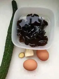 Make cucumber-mucked eggs step 0