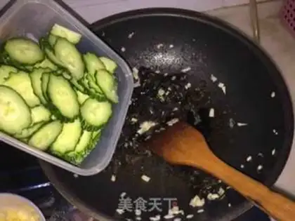 Make cucumber-mucked eggs step 5