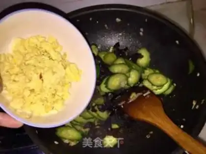 Make cucumber-mucked eggs step 7