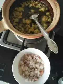 Make Onion chicken oil. Noodles step 2