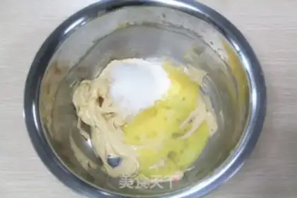 Make Spider crackers step 1