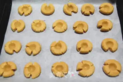 Make Spider crackers step 3
