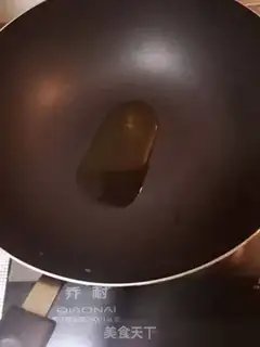 Make Classic black pepper beef pasta step 1