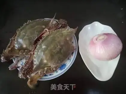 Make Onions fried the crabs step 0