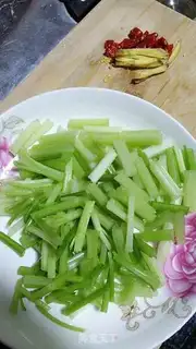 Make Spicy eel dry step 1
