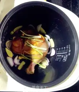 Make Roasted chicken legs in an electric pan step 1