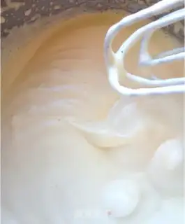 Make Swan Lake Rolling Sugar Cake step 1