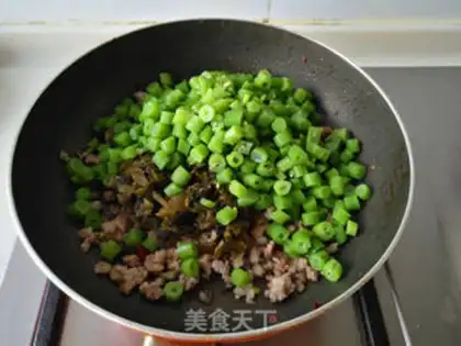 Make Snow gravy meat and four season beans step 6
