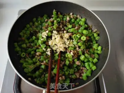 Make Snow gravy meat and four season beans step 7