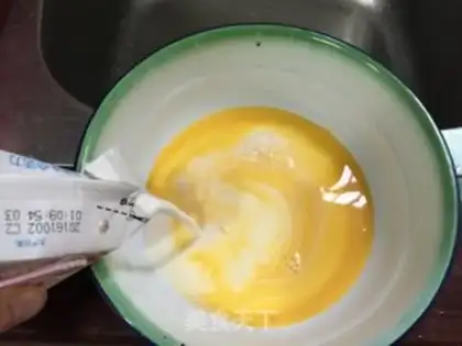 Make Milk steamed eggs step 1