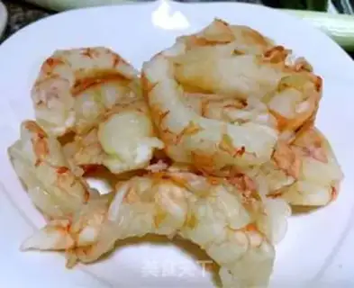 Make Hot cabbage and shrimp step 1