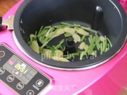 Make Ginger onions and crabs step 1