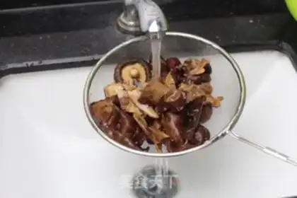 Make Mushroom ink fish soup step 1
