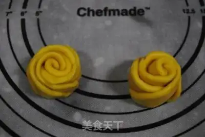 Make Spring and warm flowers and bread step 18