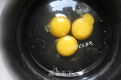 Make cucumber fried eggs step 1