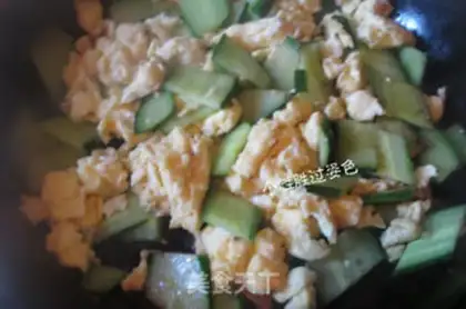 Make cucumber fried eggs step 7