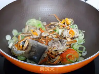 Make Garlic fried crabs step 4