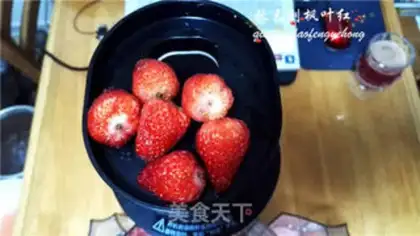 Make Fresh strawberry juice step 1