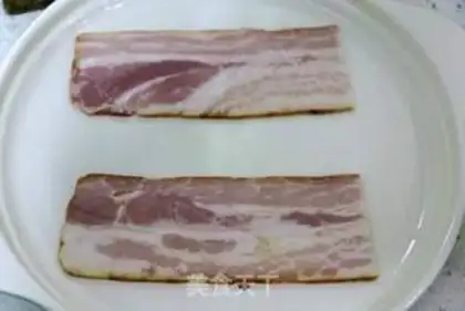 Make Gin and mushroom bacon rolls step 0