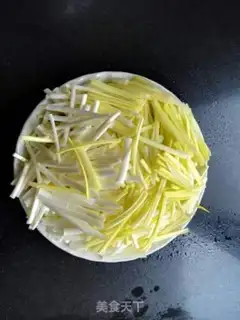 Make Garlic fried eggs step 1