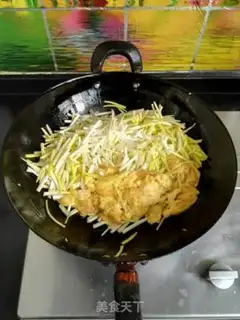 Make Garlic fried eggs step 4