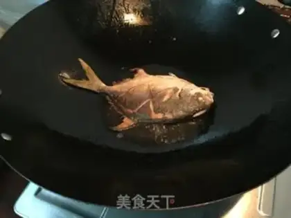 Make Tomato goldfish step 2