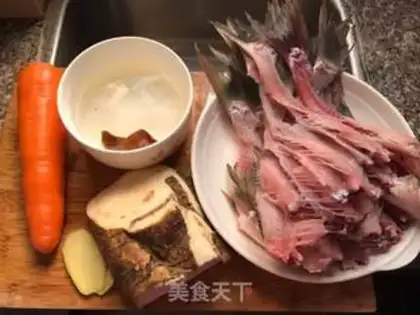 Make Pinky-gold-skinned fishtail soup step 0