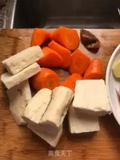 Make Pinky-gold-skinned fishtail soup step 1