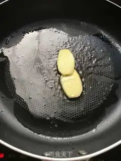 Make Pinky-gold-skinned fishtail soup step 2