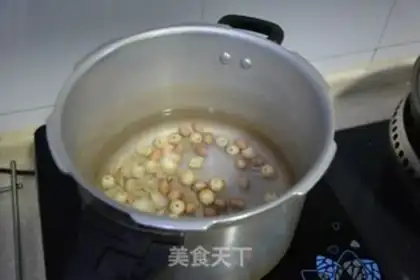 Make Lotus peanut porridge step 2