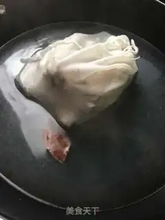 Make Pinky-gold-skinned fishtail soup step 5