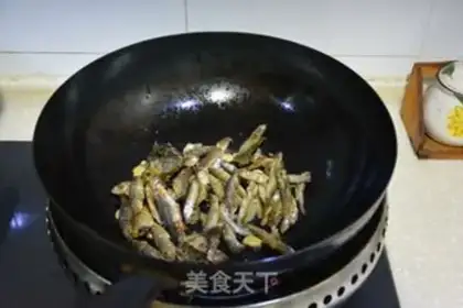 Make Soy sauce fish dry-fire. Tofu step 2