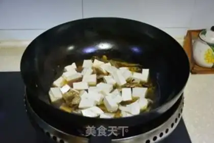 Make Soy sauce fish dry-fire. Tofu step 4