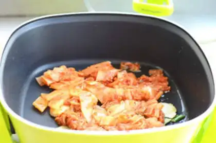 Make Hot cabbage seafood pan step 2