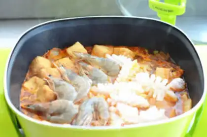 Make Hot cabbage seafood pan step 5
