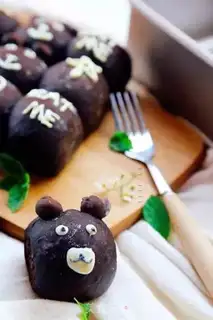 Make The bear squeezes the bread step 5