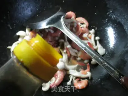 Make White mushroom fried shrimp step 4