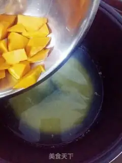 Make The baby feeds the pumpkin rice paste step 2