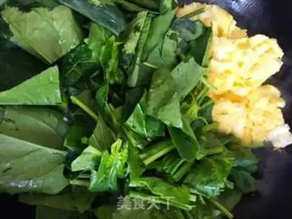 Make Spinach fried eggs step 3