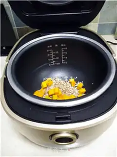 Make Red melon rice step 3